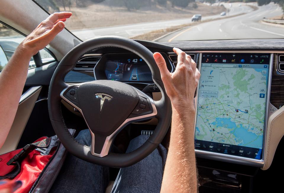 Những điều cần biết về hệ thống Autopilot của Tesla