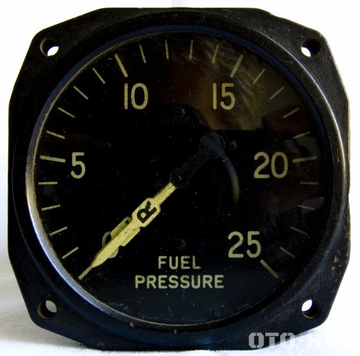 Đồng hồ đo áp suất nhiên liệu.