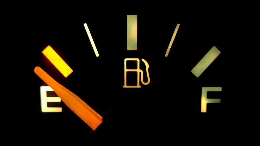Bạn có thể lái xe được bao xa khi đèn báo nhiên liệu xuất hiện?
