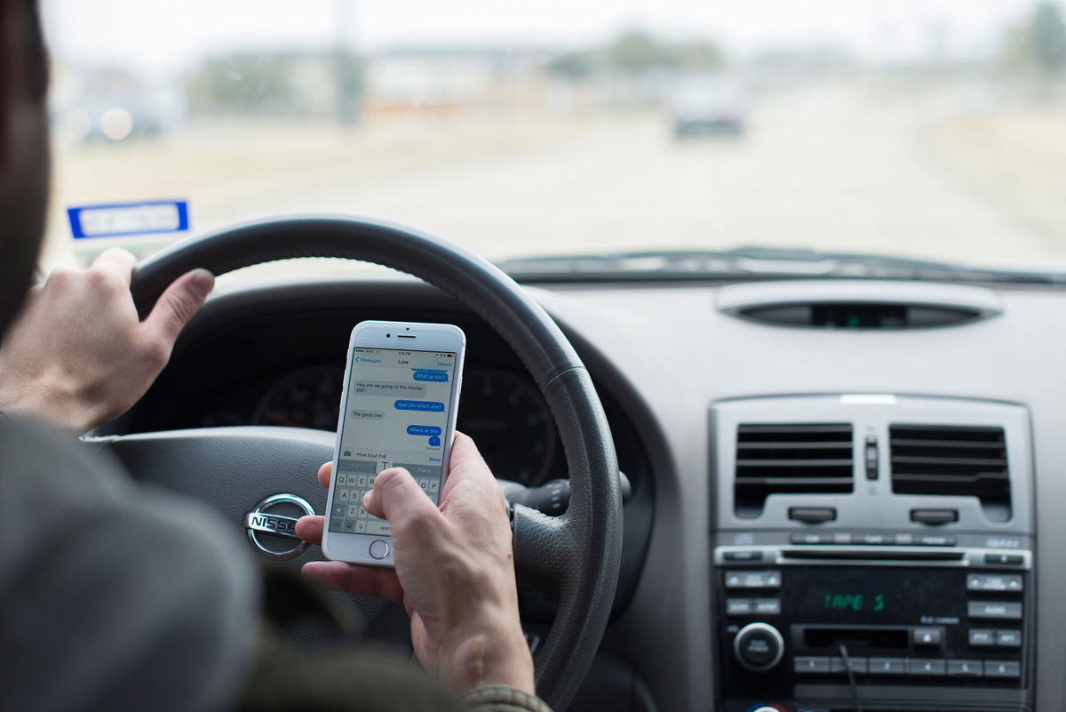 Nhắn tin trong lúc điều khiển xe có thực sự nguy hiểm hơn lái xe khi say?