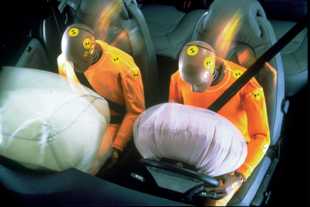 Túi khí trên xe hơi có thật sự an toàn?