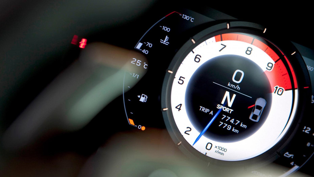 Cụm đồng hồ của Lexus đem đến vẻ nổi bật của đồng hồ tua mấy nằm chính giữa.