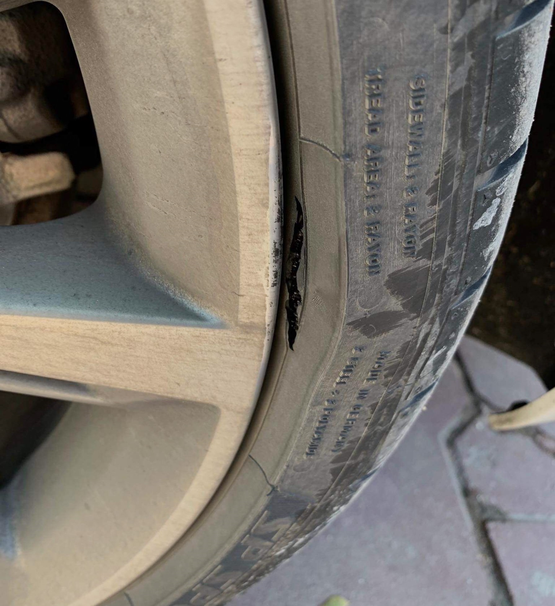 Những dấu hiệu cho thấy cần phải thay lốp xe ô tô