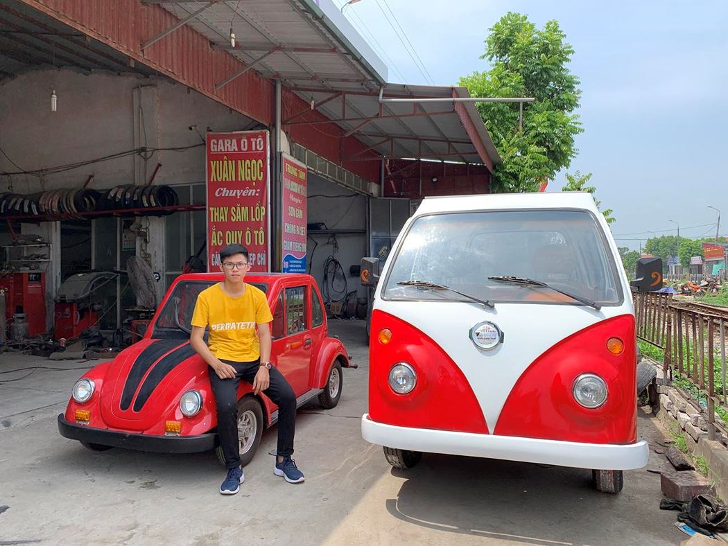 Chiếc xe điện chạy bằng năng lượng mặt trời kiểu dáng Volkswagen Roadtrip (bên phải) do Việt Cường mới lắp ráp.