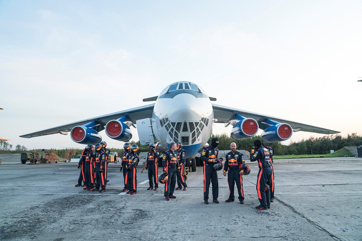 Đội ngũ kỹ thuật của Red Bull cùng chiếc máy bay tạo ra môi trường không trọng lực