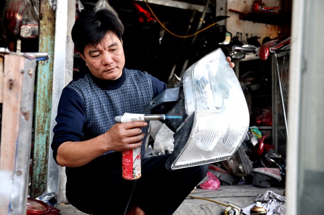 Anh Lê Xuân Thức - người có thâm niên 20 năm làm nghề sửa gương, đèn xe ô tô giữa lòng thành phố Thanh Hóa.