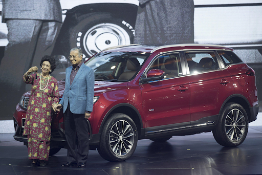 Thủ tướng Malaysia Mahathir Mohamad ra mắt chiếc SUV đầu tiên của Proton sau khi về tay Geely. Ảnh AP News.