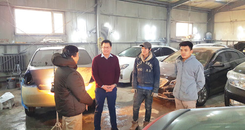 Trong xưởng sửa chữa xe ôtô của anh Phạm Khắc Trình (thứ 2 từ trái)