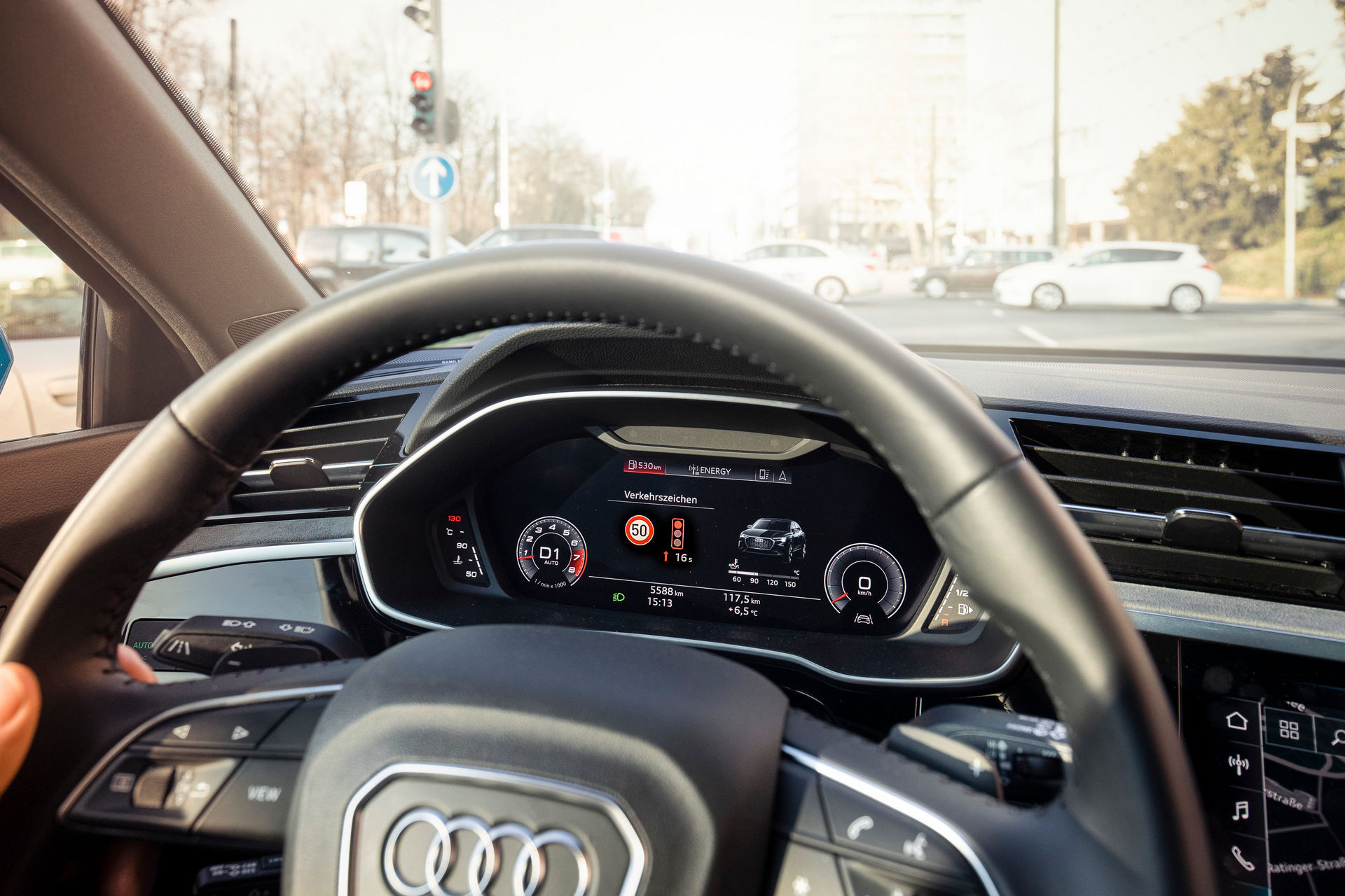 Màn hình hiển thị hệ thống thông tin đèn giao thông của Audi.