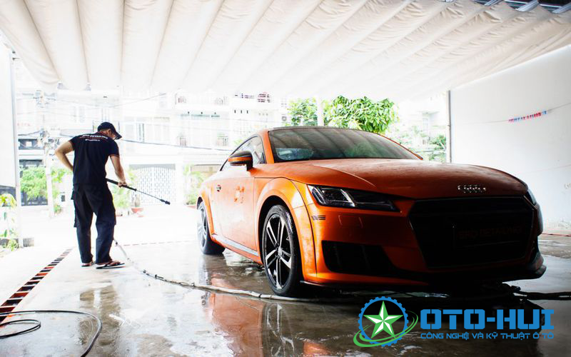 Để đào tạo một người thợ rửa xe ô tô chỉ mất đến 1-2 tháng là thành thục kỹ năng chuyên nghiệp.