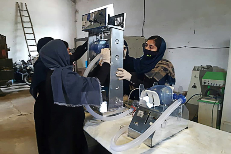 Nữ sinh Afghanistan chế tạo máy thở từ các bộ phận xe ô tô cũ
