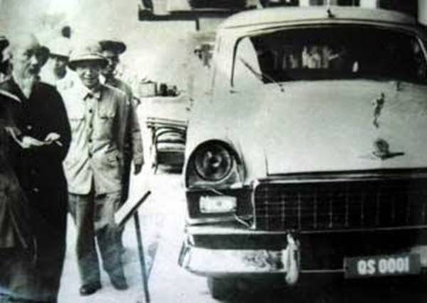 Chiếc ô tô do chính bàn tay người Việt thiết kế, chế tạo có tên là Chiến Thắng và xuất hiện tại miền Bắc từ năm 1958. Ảnh chụp lúc Bác Hồ ghé thăm nhà máy.
