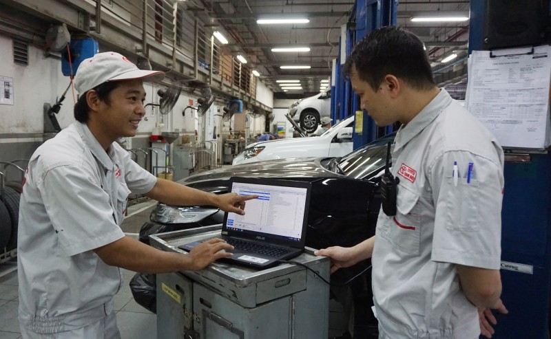 Đỗ Văn Vượng trao đổi với đồng nghiệp tại Công ty TNHH Toyota Long Biên.