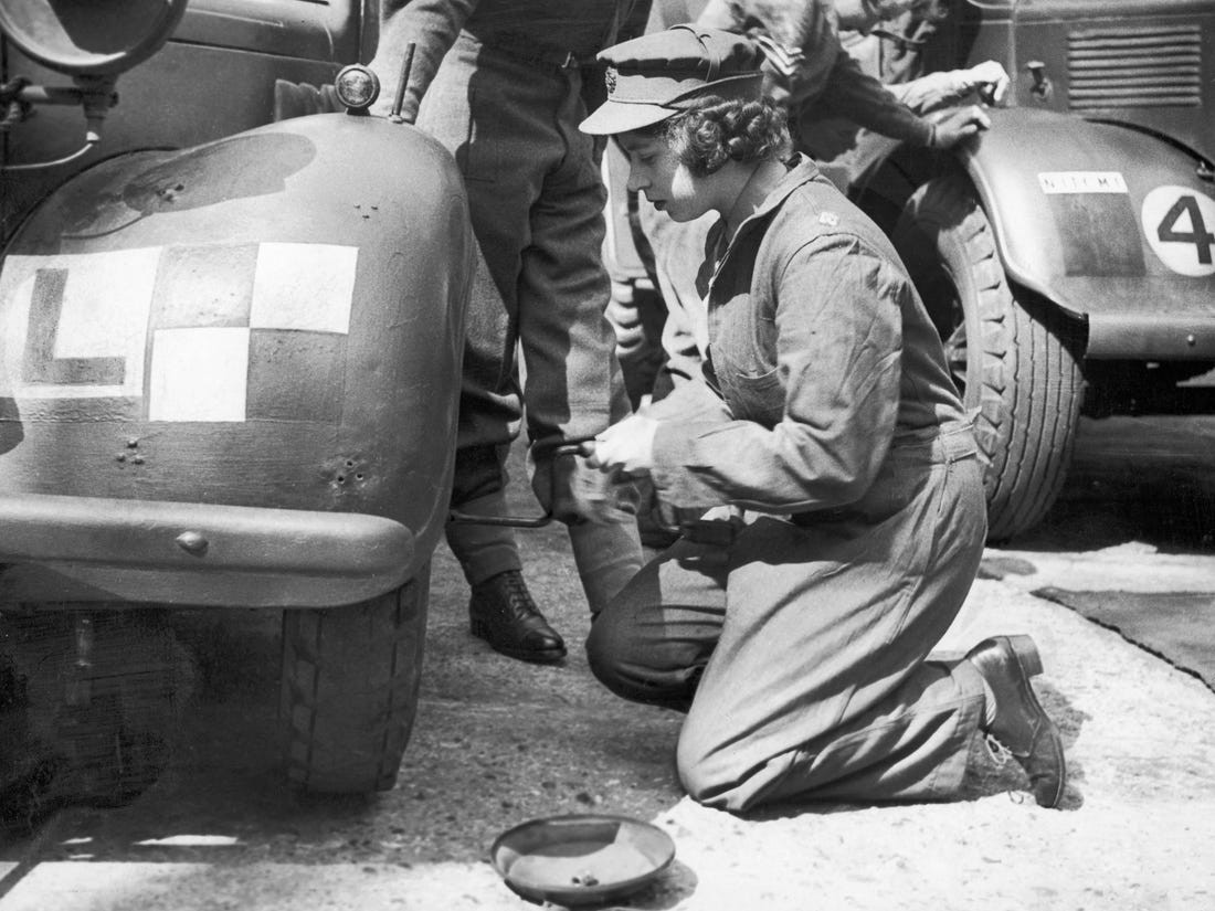 Nữ hoàng Elizabeth II đang thực hiện việc tháo lốp xe