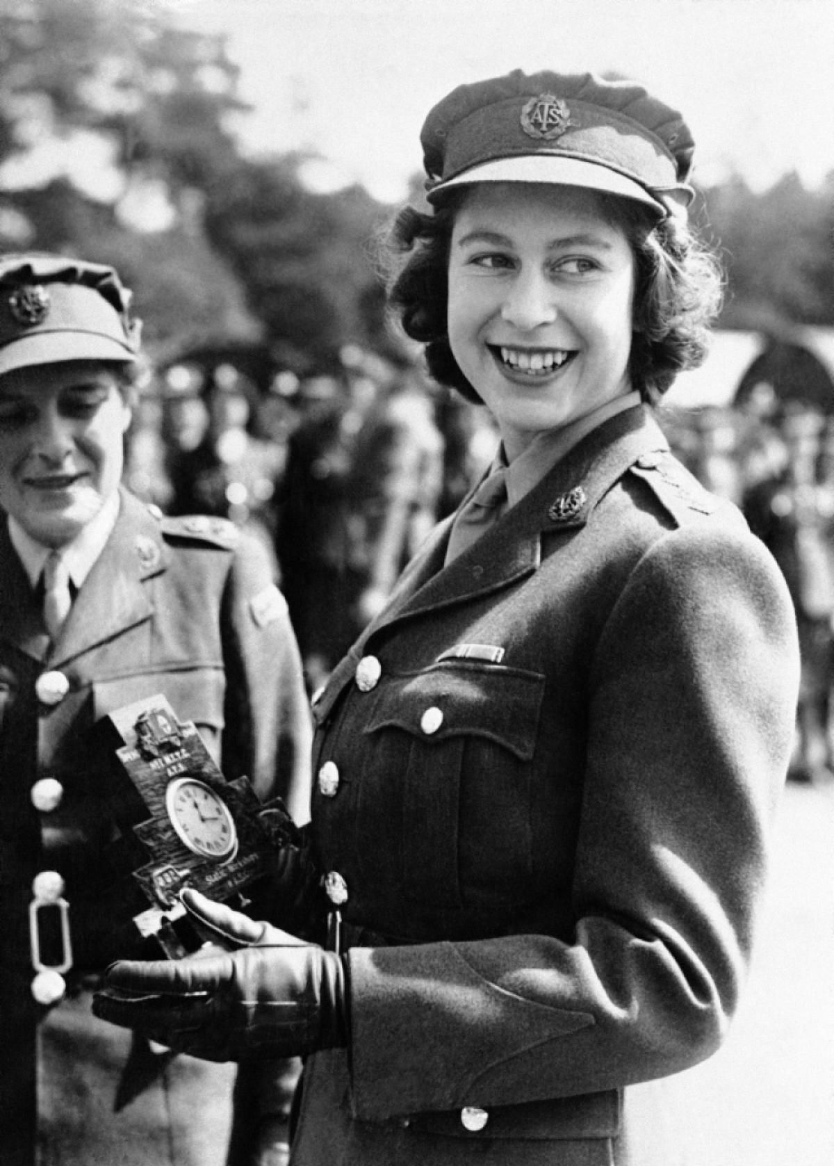 Nụ cười xinh đẹp thời trẻ của nữ hoàng Elizabeth II
