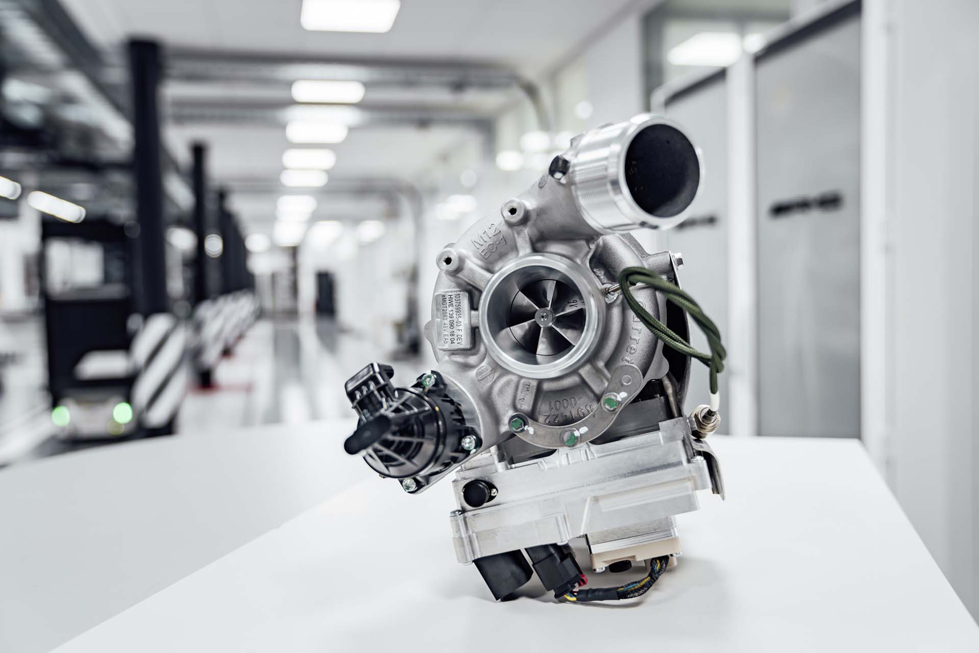Động cơ tăng áp Mercedes-AMG mới có thể tận dụng nhiệt khí thải như trên xe đua F1