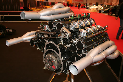 Động cơ W12 (bốn hàng, ba xylanh, một trục khuỷu)