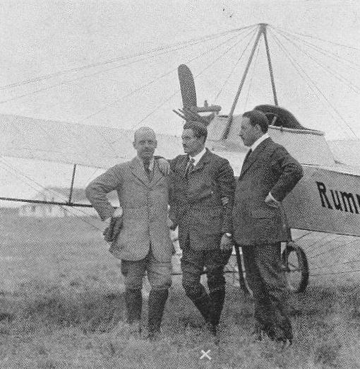 Eduard Rumpler (1872 - 1940), ngoài cùng bên phải.