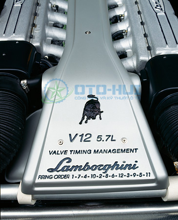Thứ tự công tự được ghi rõ trên động cơ V10 5.7L của Lamborghini