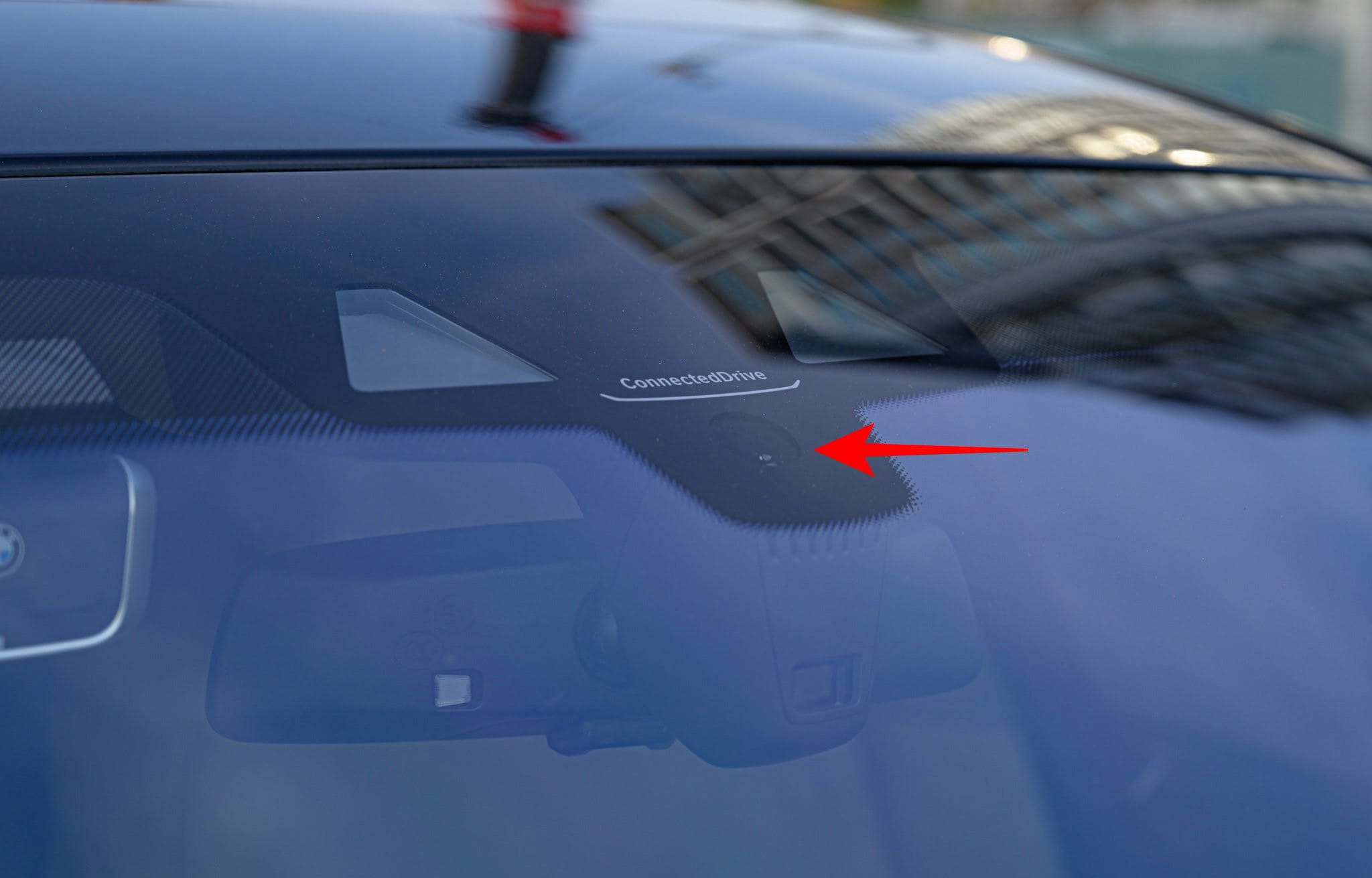 Cụm cảm biến sẽ được đặt ở sau kính chắn gió, và ở vị trí chính giữa cùng với chỗ đặt các hệ thống khác của xe.