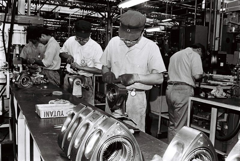 Đầu những năm 70 của thế kỷ 20, Động cơ xoay Mazda được liệt vào danh sách động cơ kém nhất sau khi xuất hiện bộ luật quy chuẩn về khí thải