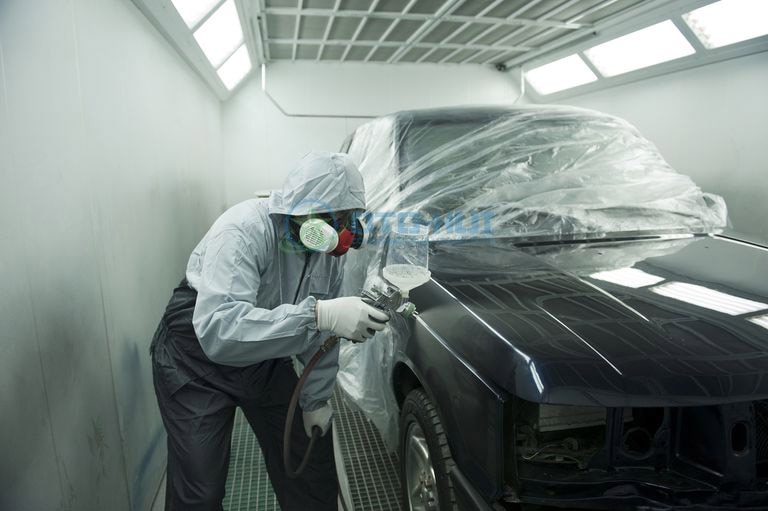 Trang bị bảo hộ lao đồng đúng tiêu chuẩn là điều bắt buộc đối với thợ sơn ô tô
