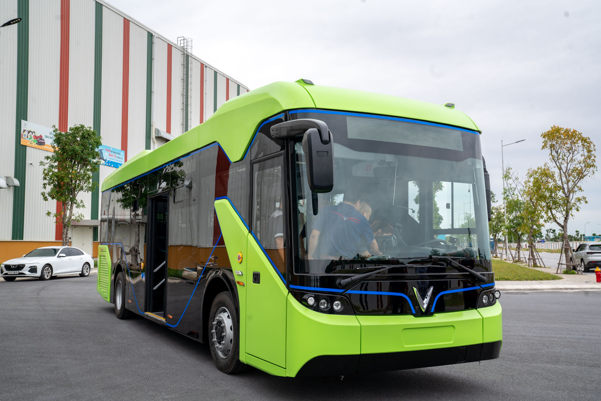 VinFast buýt điện: Bạn đã từng nghe về VinFast buýt điện - một giải pháp vận chuyển thân thiện với môi trường và hiện đại? Hãy xem ảnh và tìm hiểu thêm về loại xe buýt này, với thiết kế sang trọng, nhiều tính năng an toàn và tiện ích, đem lại sự thoải mái và thư giãn cho hành khách trên mỗi chuyến đi.