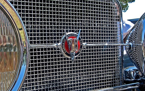 V16 được kí hiệu riêng biệt trên logo của xe Cadillac