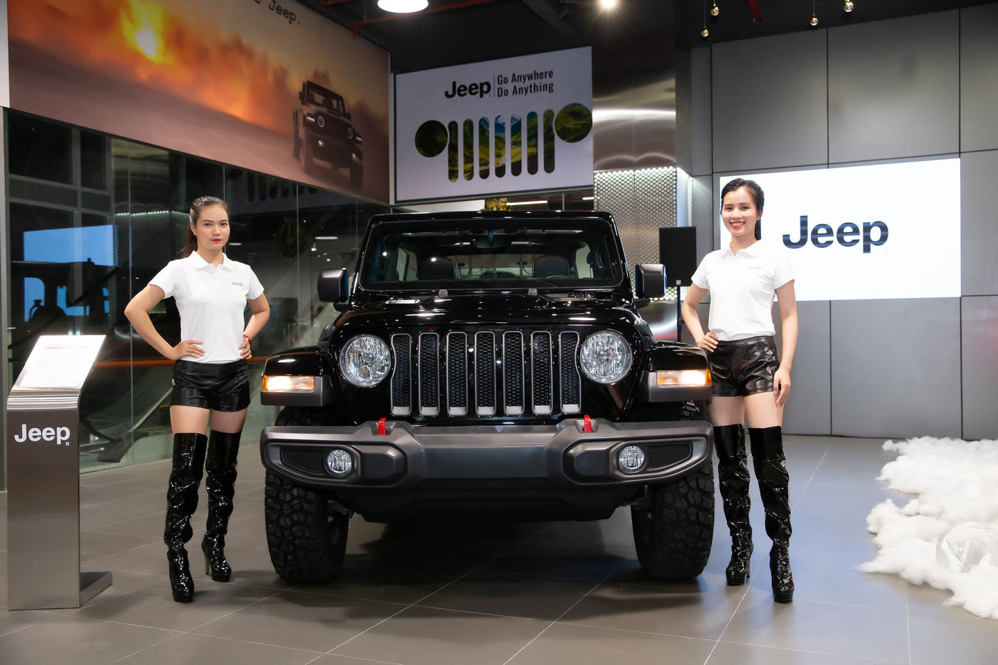 Showroom xe Jeep trở lại thị trường Việt, ra mắt hai dòng xe có giá từ 3 tỷ  đồng