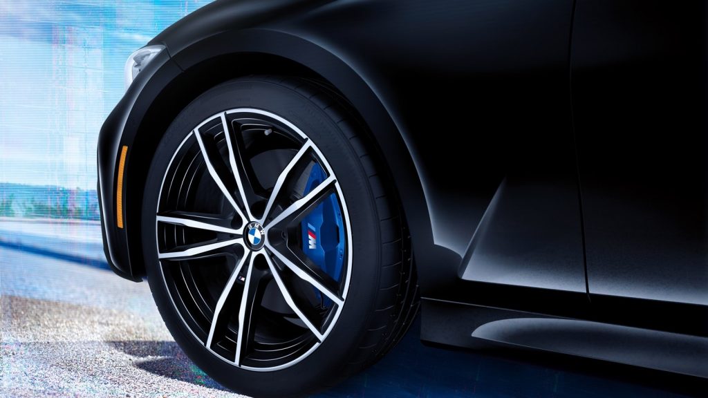 Tại sao kích thước lốp trước và lốp sau khác nhau đối với dòng xe BMW M-Sport?