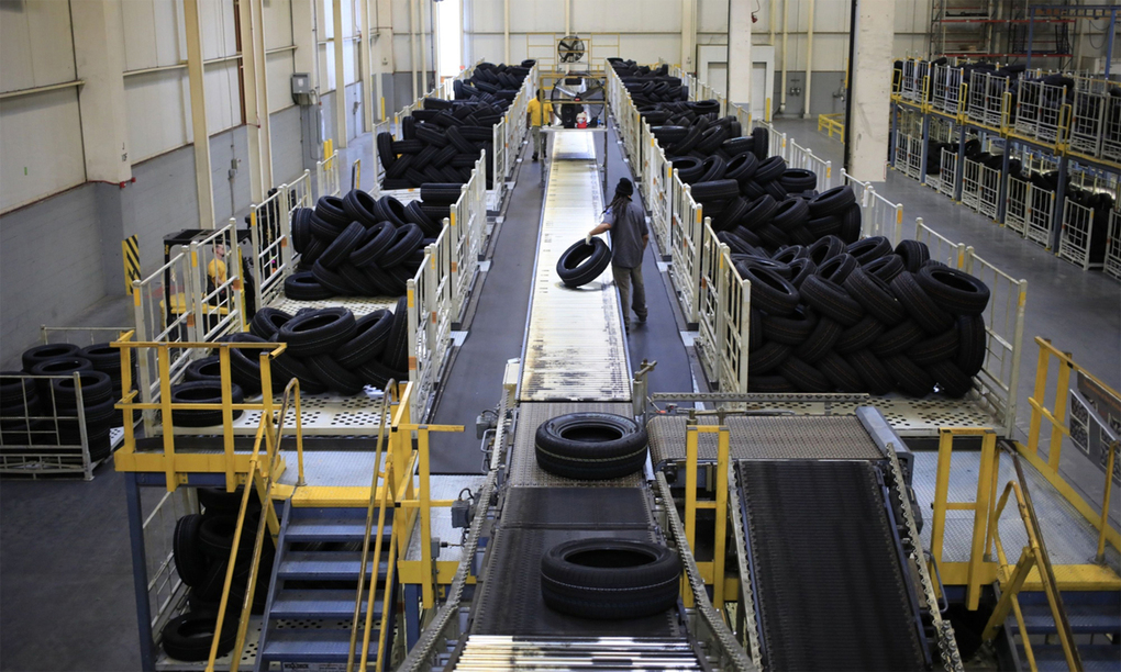 Một công nhân đang dỡ lốp xe từ dây chuyền sản xuất tại một nhà máy ở Sumter, South Carolina. Ảnh: Bloomberg