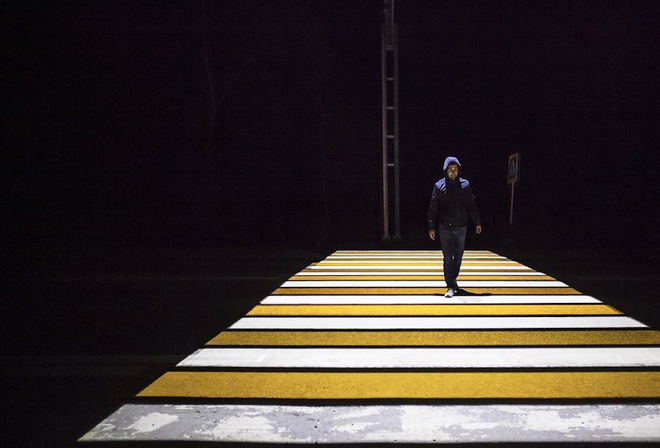 Đường phát sáng - Giải pháp hạn chế sự mất tập trung của người đi bộ và lái xe