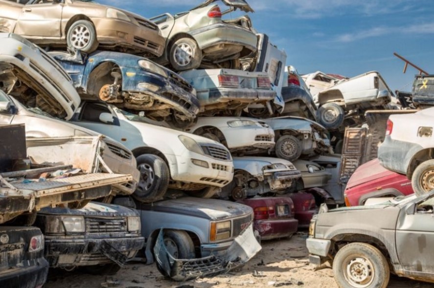 Nghĩa địa xe hơi tại Qatar rộng lớn có tới 24.000 xe bị vứt xó. Như một mê cung rộng lớn, hàng nghìn chiếc xe xếp chồng lên nhau. Nghĩa địa này được chia làm hai phần: một phần là nơi mọi người có thể mua các bộ phận từ ô tô cũ, phần còn lại là nơi những chiếc ô tô nằm không người nhận, bị lãng quên. (Ảnh: Hotcars)