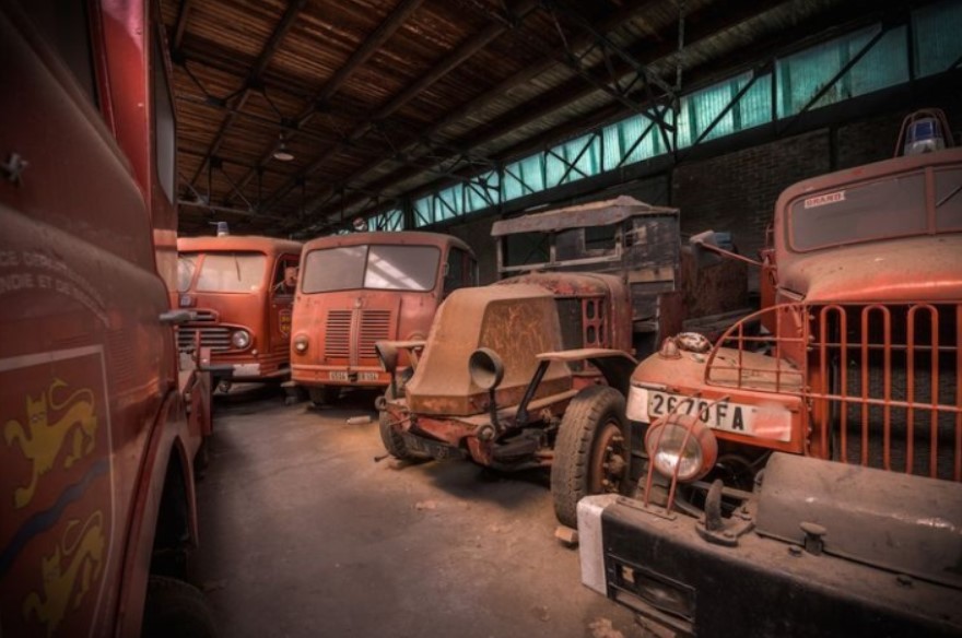 Nhà kho bỏ hoang là nơi lưu trữ các loại xe cứu hỏa mới và cũ, sang trọng và bình dân, được chính phủ Pháp sưu tập trong nhiều thập kỷ qua. (Ảnh: Hotcars)