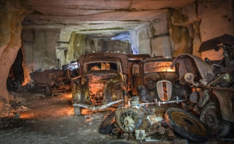 Hàng loạt xe ô tô bị bỏ quên gần 100 năm trong một mê cung dưới lòng đất ở Pháp. Thời gian khiến những chiếc xe dần mục nát. (Ảnh: Hotcars)