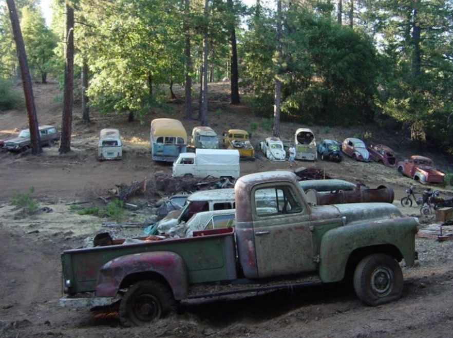 Những chiếc xe tải đủ loại bị bỏ hoang trong ngọn đồi yên bình ở Bắc California (Mỹ). Nếu được bảo quản tốt, những chiếc xe này sẽ trở thành xế cổ giá trị. Tiếc thay giờ chúng chỉ là phế liệu. (Ảnh: Hotcars)