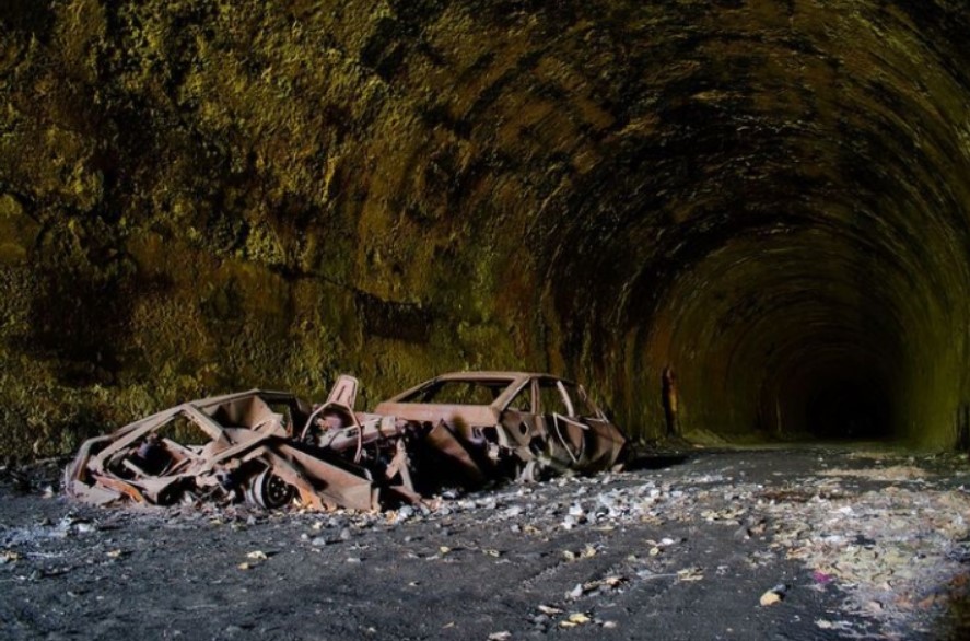 Rất nhiều xe hơi bị vứt bỏ đến mục nát trong các đường hầm của mạng lưới đường sắt ở Scotland. (Ảnh: Hotcars)
