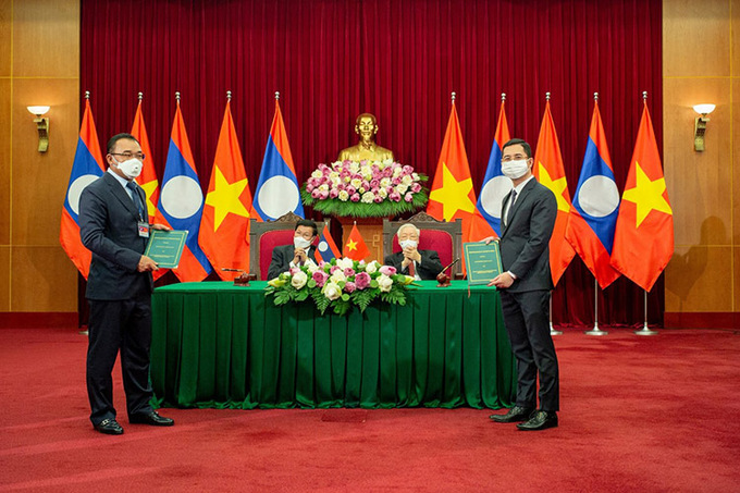 Đại diện VinFast (bên phải) và đại diện Phongsubthavy (trái) trong lễ ký biên bản ghi nhớ hợp tác hai bên, trước sự chứng kiến của Tổng Bí thư Nguyễn Phú Trọng và Tổng Bí thư, Chủ tịch nước Lào Thongloun Sisoulith.