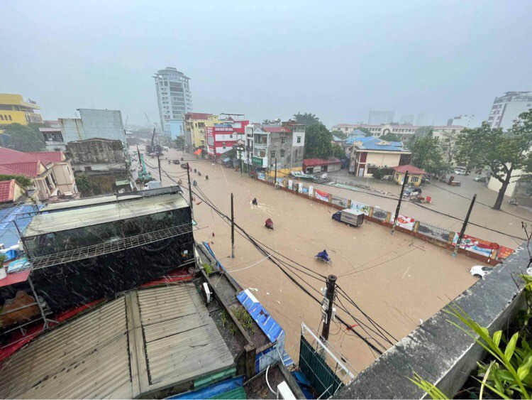 Cảnh tượng ngập lụt ngày 26/8/2021 ở Tp. Hải Phòng.