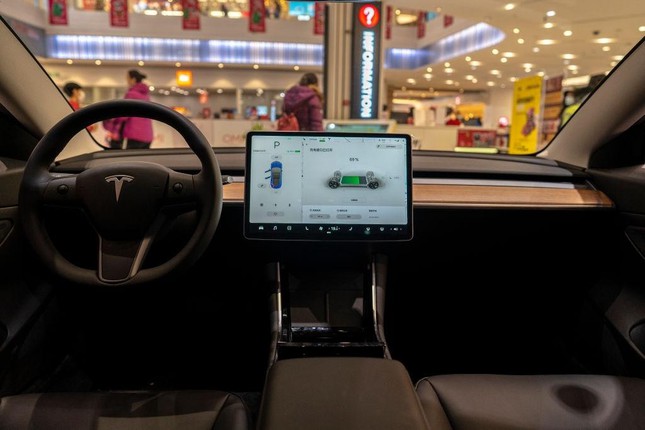 Tesla model 3 chỉ dùng 1 màn hình duy nhất để hiển thị mọi thông tin, điều chỉnh mọi cài đặt của xe.
