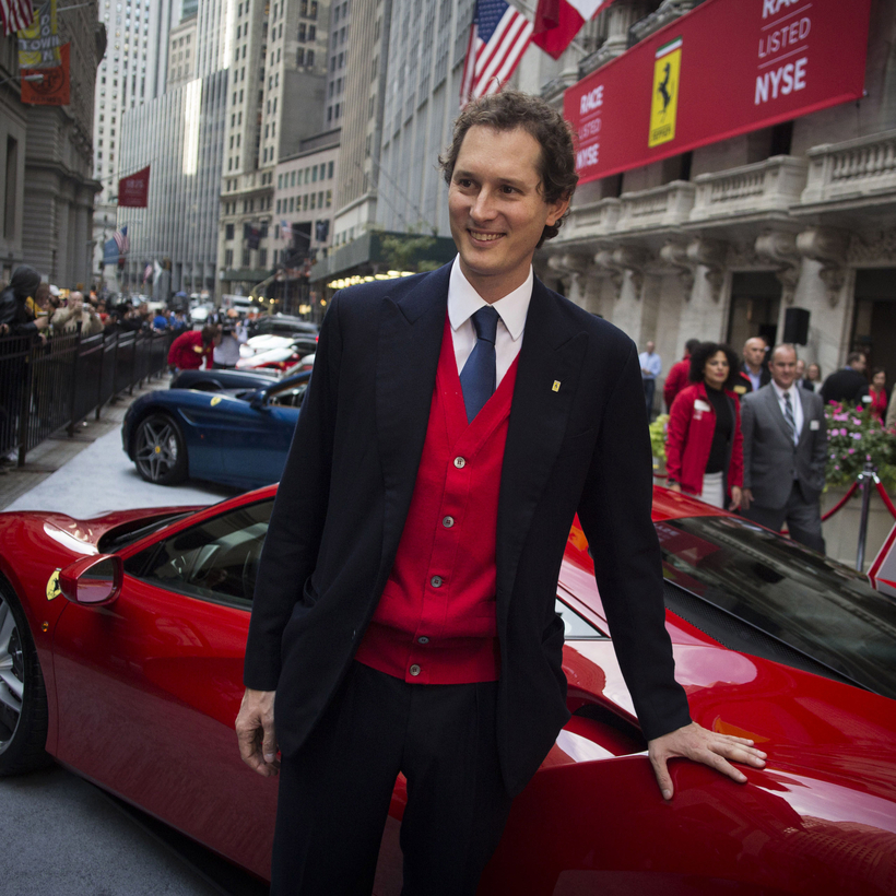 Chủ tịch Stellantis John Elkann phản đối việc Ferrari sản xuất xe tự hành.