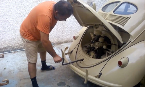 Khởi động xe bằng tay quay ở mẫu Volkswagen Beetle ở những năm 1950.