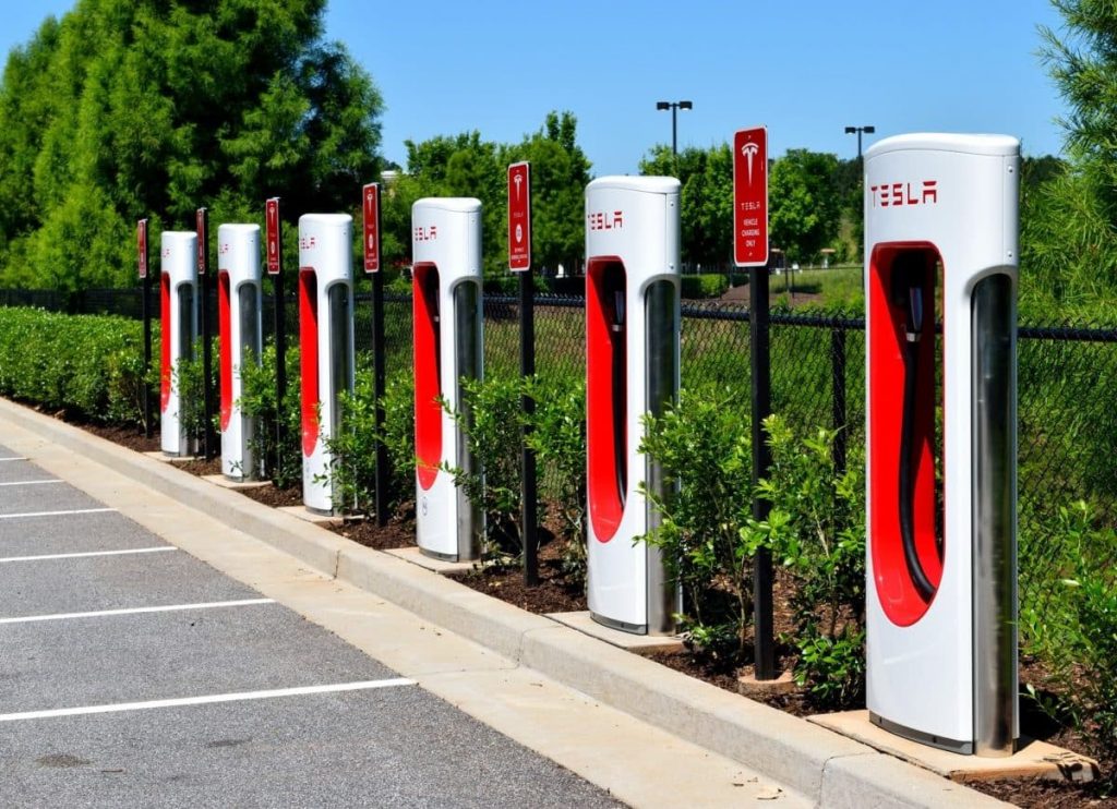 Trạm sạc nhanh Tesla Supercharger là trạm sạc có tốc độ sạc nhanh thứ hai, sau Ultra Rapid DC.