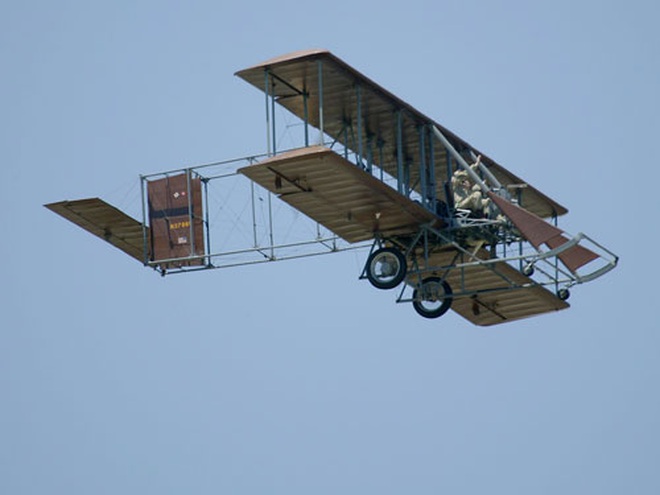Chiếc máy bay Wright Flyer cất cánh lần đầu tiên vào ngày 17/12/1903