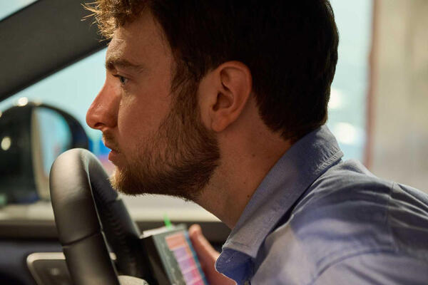 Nissan mời chuyên gia có khứu giác nhạy bén về ngửi mùi xe. (Ảnh: Carscoops)