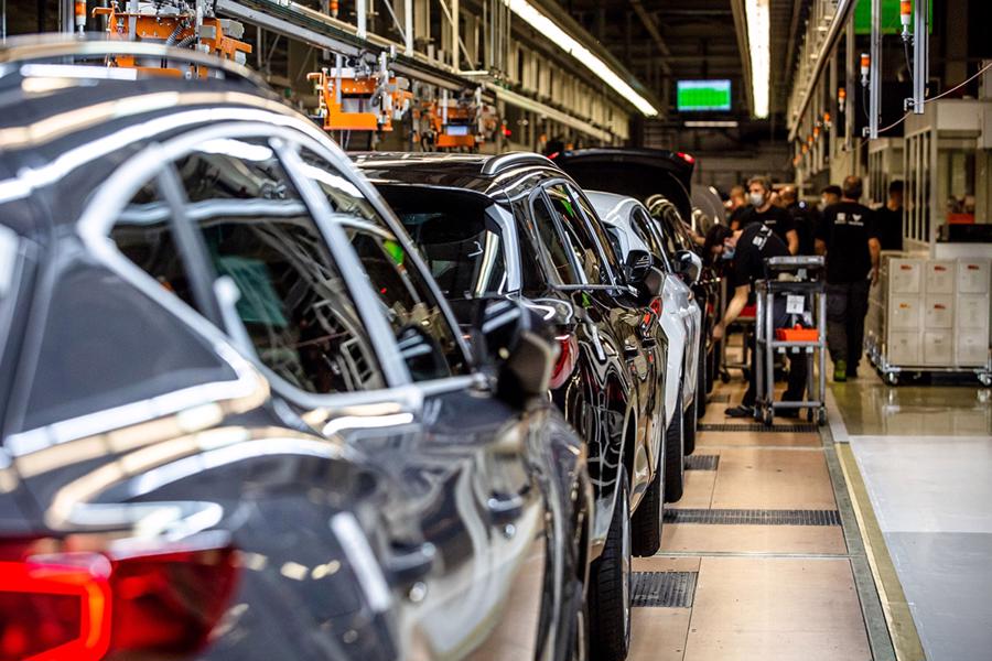 Nhiều nhà máy sản xuất ô tô đã phải ngưng hoạt động vì thiếu nguồn cung chip bán dẫn.