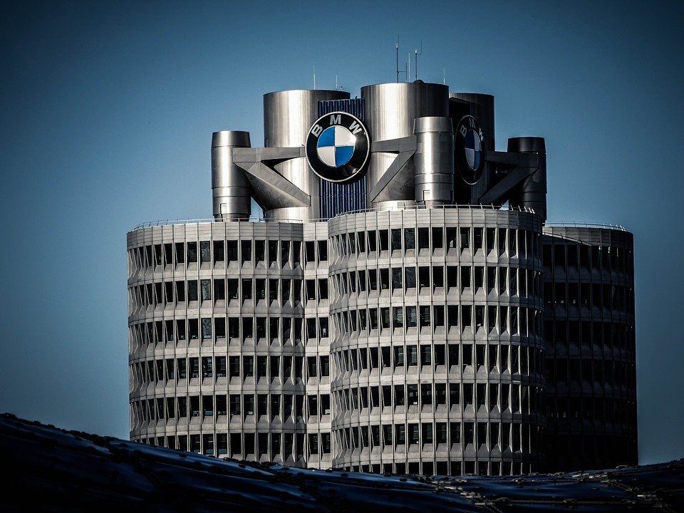 BMW ngừng sản xuất động cơ đốt trong tại nhà máy lớn nhất của mình ở Munich để tập trung sản xuất xe điện từ năm 2024. Ảnh: PixaPay