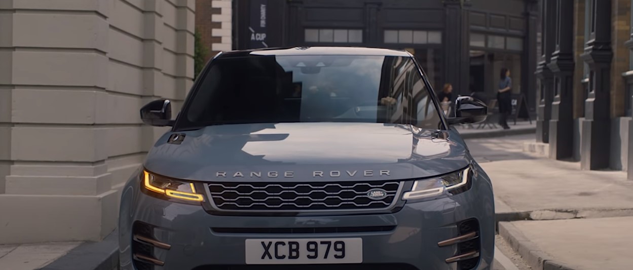 Công nghệ Camera của Land Rover giúp tài xế dễ dàng nhìn xuyên dưới gầm xe