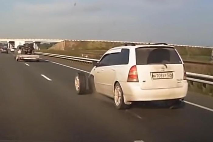 Nếu một bánh xe rơi ra khi ô tô chạy tốc độ cao, thì rất dễ xảy ra tai nạn.