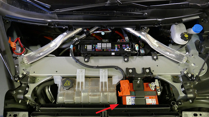 Acquy Axit-Chì 12V trong xe Tesla (màu cam). Ảnh: Quora.